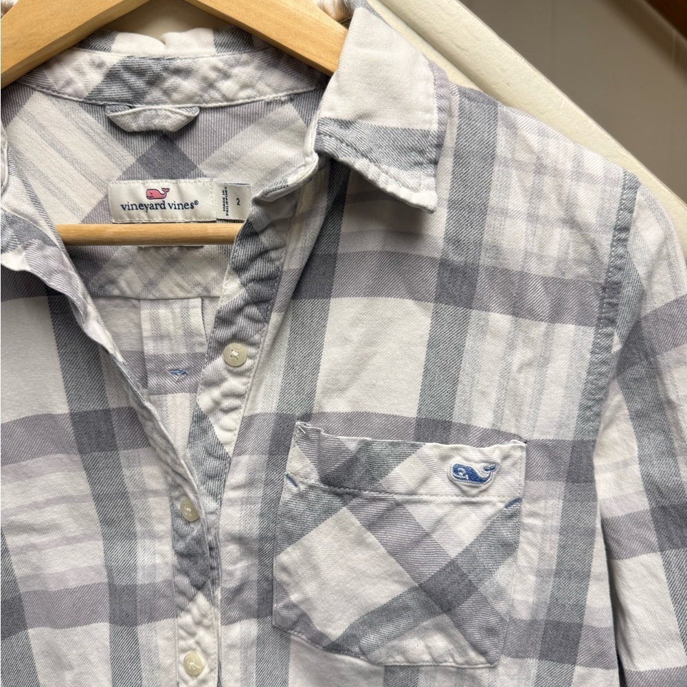 Vineyard Vines Women’s Light Gray Button Up Relaxed Fit Plaid Cotton Top Size 2 - Picture 2 of 5